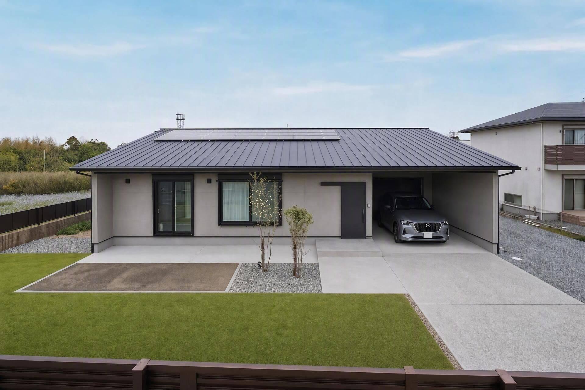 駐車場とカーポート、車を加えた外構完成後の戸建て住宅