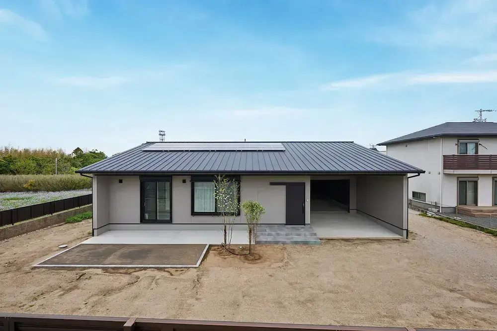 建物の前が土のままで外構工事が完成していない戸建て住宅